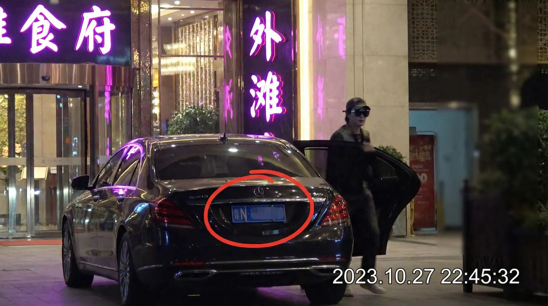 吃瓜网-吃瓜网在线观看::全网独家吃瓜网合集 - 豪车餐厅外被拍